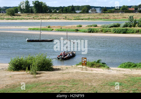 Amboise Frankreich - Boot Passagiere an Bord eine kleine Tour auf dem Fluss Loire Stockfoto