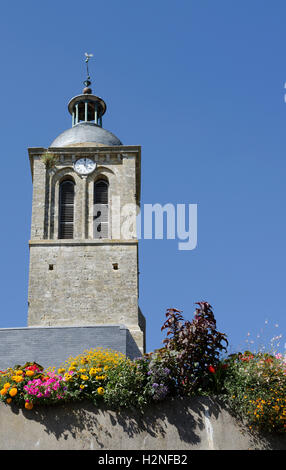 Reben und Kirche in Vouvray Frankreich der Glockenturm der Kirche von Notre Dame et Saint Jean Baptist von Blumen umgeben Stockfoto