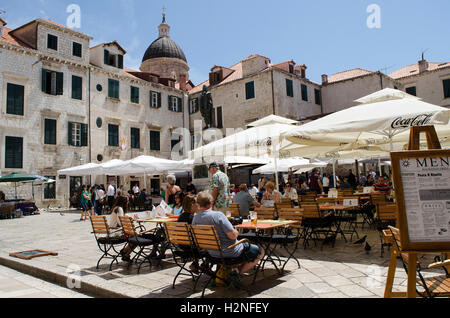 Dubrovnik Kroatien. Touristen mit Mittagessen in einem Restaurant von der Altstadt von Dubrovnik Stockfoto