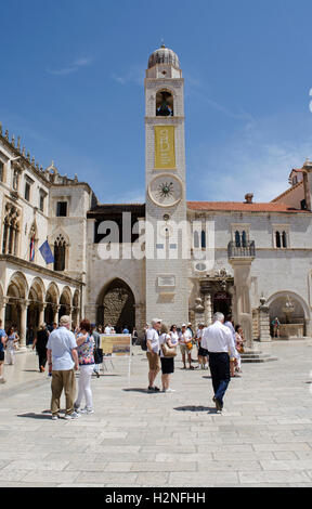 Dubrovnik Kroatien Touristen Fuß entlang der Stradun mit Glockenturm aus dem 15. Jahrhundert im Hintergrund Stockfoto