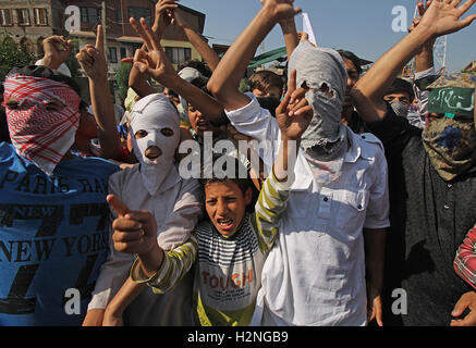 Srinagar, Indien. 30. September 2016. Demonstranten rufen Parolen während einer Demonstration gegen die Zivilisten von der indischen Polizei. Die Streitkräfte der Regierung verhängte Ausgangssperre in den meisten Teilen von Srinagar, den Freedom March von Separatisten von Kaschmir genannt Folie. Mehr als achtzig fünf Zivilisten sind seit dem Mord an militante Kommandant Burhan Wani von der indischen Polizei im Juli 2016 durch indische Sicherheitskräfte getötet worden. Bildnachweis: Faisal Khan/Pacific Press/Alamy Live-Nachrichten Stockfoto