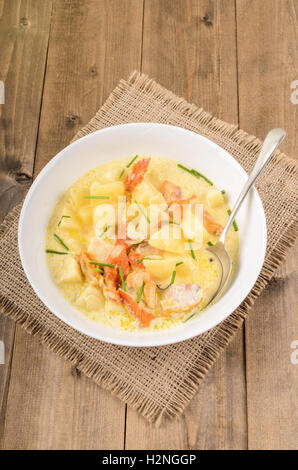 Cullen Skink gemacht traditionelle schottische Suppe aus geräuchertem Schellfisch, Kartoffeln und Zwiebeln Stockfoto