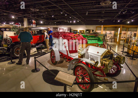 Autos auf dem Display in Studebaker National Museum in South Bend, Indiana Stockfoto