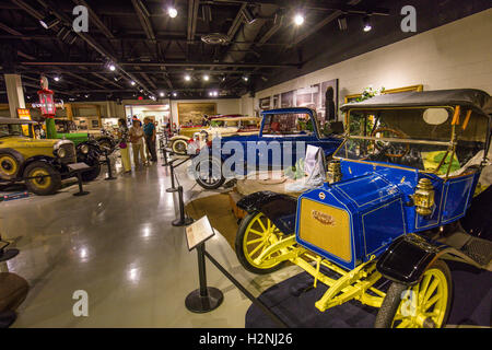 Autos auf dem Display in Studebaker National Museum in South Bend, Indiana Stockfoto