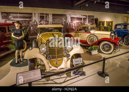 Autos auf dem Display in Studebaker National Museum in South Bend, Indiana Stockfoto