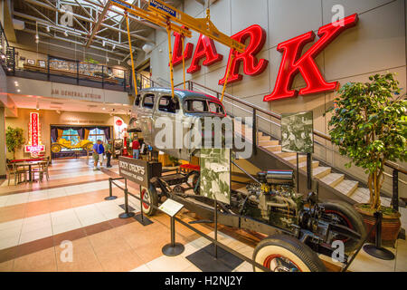 Autos auf dem Display in Studebaker National Museum in South Bend, Indiana Stockfoto