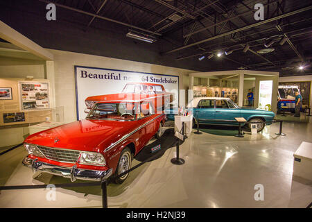 Autos auf dem Display in Studebaker National Museum in South Bend, Indiana Stockfoto