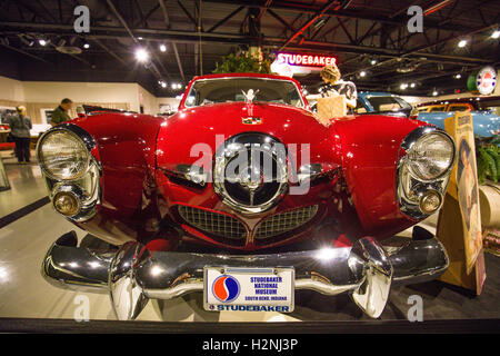 Autos auf dem Display in Studebaker National Museum in South Bend, Indiana Stockfoto