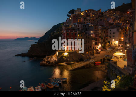 Der Hafen von Riomaggiore, Cinque Terre, leuchtet in der Nacht, Liguaria, Italien, September Stockfoto