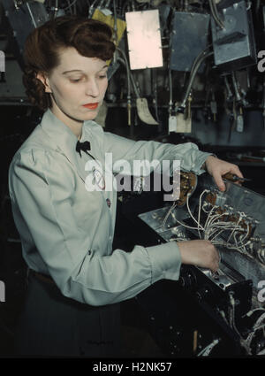 Weibliche Elektronik-Techniker, Goodyear Aircraft Corp, Akron, Ohio, USA, Alfred T. Palmer für Büro der Krieg-Informationen, Dezember 1941 Stockfoto