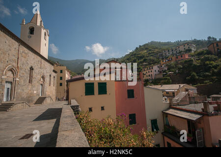 Typischer Ausblick in Cinque Terre, zeigt traditionelle Gebäude, Blick auf die Adria, Riomaggiore, Cinque Terre, Liguaria, Stockfoto