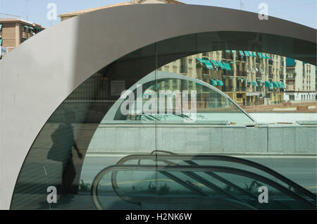 Auf Straße Station Eingänge, Alcazar Genil, Camino de Ronda, Metropolitano de Granada Stockfoto