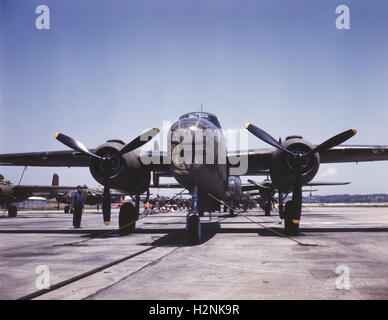 B-25 Bomber auf Outdoor-Fließband, North American Aviation, Inc., Kansas City, Kansas, USA, Alfred T. Palmer für Büro der Krieg-Informationen, Oktober 1942 Stockfoto