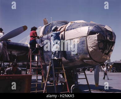 B-25 Bomber, vorbereitet für die Malerei auf außen Fließband, North American Aviation Plant, Inglewood, Kalifornien, USA, Alfred T. Palmer für Büro der Krieg-Informationen, Oktober 1942 Stockfoto