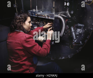 Weibliche Arbeiterin, die Schaltkästen an Firewalls von B-25 Bomber, North American Aviation, Inc, Inglewood, Kalifornien, USA, Alfred T. Palmer, USA Office of war Information, Oktober 1942 Stockfoto