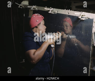 Weibliche Arbeitnehmer operativen Handbohrmaschine auf Vultee 'Rache' A-31 Dive Bomber, Nashville, Tennessee, USA, Alfred T. Palmer für Büro der Krieg-Informationen, Februar 1943 Stockfoto