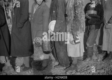 Gruppe von Menschen zu den Mahlzeiten im Flut-Flüchtlingslager, Forrest City, Arkansas, USA, Walker Evans für US-Resettlement Administration, März 1936 Stockfoto