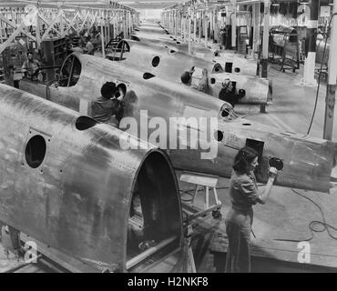 Arbeiter an der P-51 Rumpf-Oberleitung, North American Aviation Plant, Inglewood, California, USA, Alfred T. Palmer, USA Office of war Information, Oktober 1942 Stockfoto