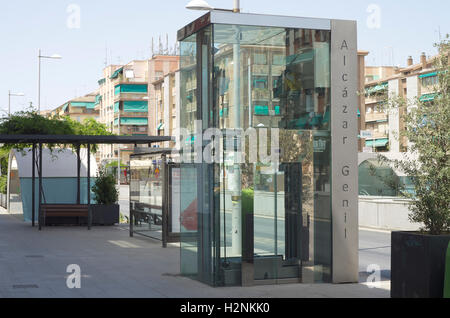 Am Eingang von der Strasse Alcazar Genil u-Bahnstation, Camio de Ronda, Metropolitano de Granada Stockfoto