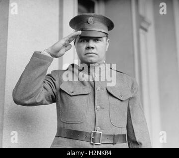 New York Yankees Baseball Spieler Babe Ruth, salutieren in Nationalgarde Uniform, Washington DC, USA, National Photo Company, 28. Mai 1924 Stockfoto