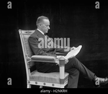 US Präsident Calvin Coolidge, Porträt lesen Zeitung, Washington DC, USA, National Photo Company, kann 1924 Stockfoto