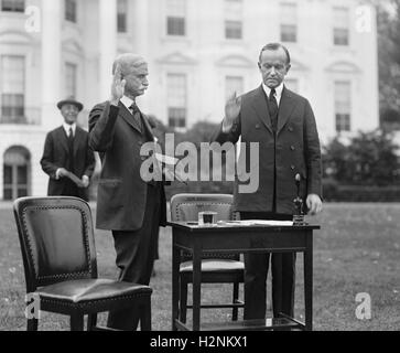 US-Präsident Calvin Coolidge Eidesleistung vor der Abstimmung durch Mail, weiße Haus Rasen, Washington DC, USA, National Photo Company, 30. Oktober 1924 Stockfoto