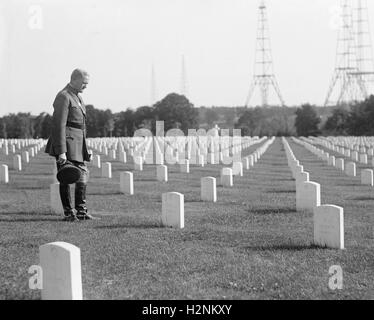 General John Pershing in Arlington National Cemetery, Arlington, Virginia, USA, National Photo Company, kann 1925 Stockfoto