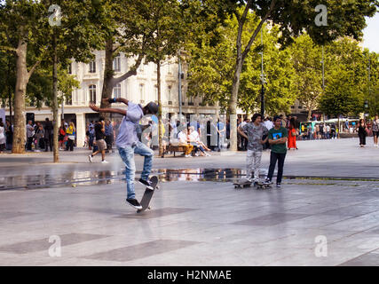 Afrikanischen französischen junger Mann springt beim Skaten am Platz der Republik in Paris. Stockfoto