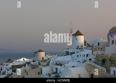 Blick auf Oia in Santorini Griechenland bei Sonnenaufgang Stockfoto