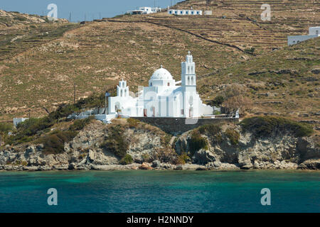 Griechenland-Paros Insel Kykladen, Kirche Blick am Meer auf Paros im Sommer Stockfoto