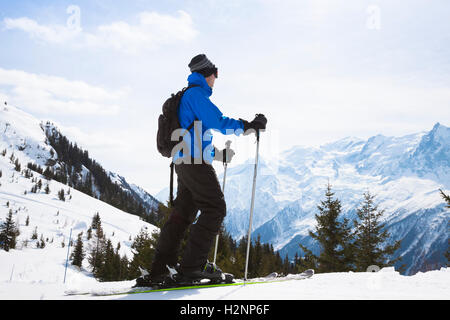 Skifahrer suchen im schönen Panorama mit Bergkette im Hintergrund in der Nähe von Chamonix, Frankreich Stockfoto