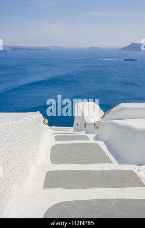 Treppen hinunter zum Meer. Dorf von Oia, Santorin, Kykladen, Griechenland Stockfoto
