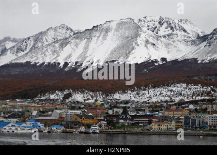 Ushuaia, Panoramablick auf die Stadt vom Meer aus. Tierra del Fuego, Argentinien Stockfoto