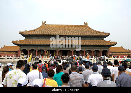 Chinesische Touristen angesichts der Menschenmassen und Herde durch die Verbotene Stadt in Peking, China. Stockfoto