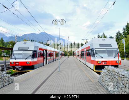 Railway Station Strbske Pleso mit elektrischen Nahverkehrszüge auf Plattformen in der hohen Tatra. Stockfoto