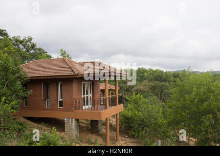 Sharavathi Abenteuer Camp Dschungel-Lodges mit seinem Fluss deck Dschungel Gehweg und schöne Ferienhäuser Stockfoto