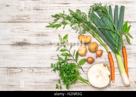 Frisches Bio-Gemüse. Lauch, Karotten, Zwiebel, Petersilie, Kartoffeln, Sellerie, Lorbeerblätter. Gesunde Ernährung Stockfoto