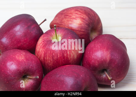 Roter Apfel auf hölzernen Hintergrund Stockfoto