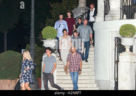 Mark Zuckerberg und seine Frau Priscilla genießen Sie eine late-Night-Tour von Roms Kolosseum mit: Mark Zuckerberg, Priscilla Chan Where: Rom, Italien bei: Kredit-29. August 2016: IPA/WENN.com ** nur verfügbar für die Veröffentlichung in UK, USA, Deutschland, Österreich, Ausrüstu Stockfoto