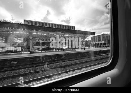 Ein Blick aus dem Fenster wie der Zug verlässt Newport Stadtzentrum und reist nach Cardiff zentrale. Stockfoto