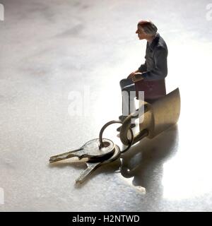 Großvater, Figur und Schlüssel, symbolisches Bild für die Abfahrt nach Altersheim Stockfoto