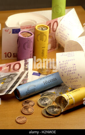 Euro-Münzen und Banknoten Stockfoto