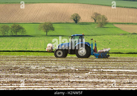 Traktor in einem Feld, Region Auvergne, Frankreich, Europa Stockfoto