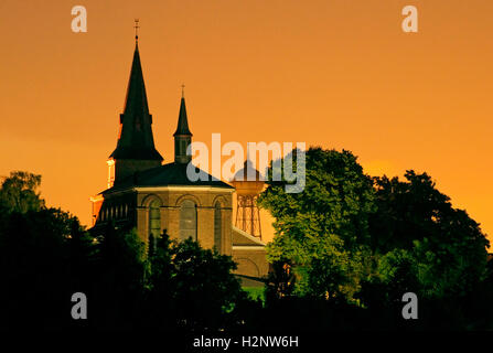 Pfarrkirche und Wasserturm mit Himmel beleuchtet von Duisburg aus Stahl Werke, Lank-Latum, Meerbusch, Nordrhein-Westfalen Stockfoto