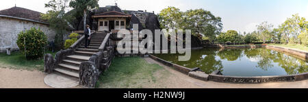 Isurumuniya Tempel, ein Vihara in Anuradhapura. mit Granit-Schnitzereien: Isurumuniya Liebhaber, Teich & Royal Elefantenfamilie Stockfoto