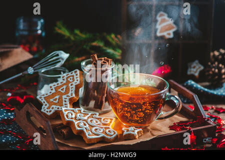 Weihnachtsplätzchen mit dampfenden Tasse Tee Stockfoto