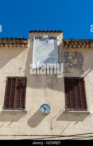 Sonnenuhr und Analoguhr an Hauswand, Region Solliès-Toucas, Provence-Alpes-Côte d ' Azur, Südostfrankreich Stockfoto