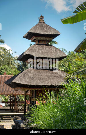 Indonesien, Bali, Putung, Tierd strohgedeckten Schrein in Hindu-Tempel Stockfoto