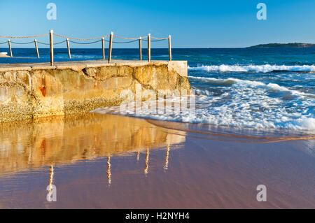 Reflexionen von Sydneys North Narrabeen Ozeanbecken. Stockfoto