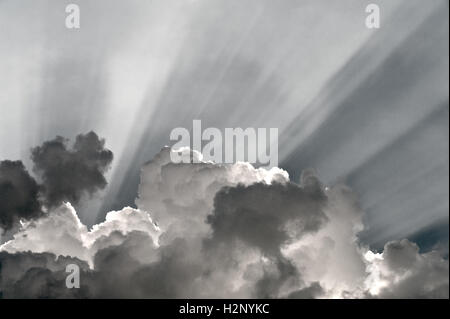 Lichtstrahlen hinter dunklen Wolken. Stockfoto